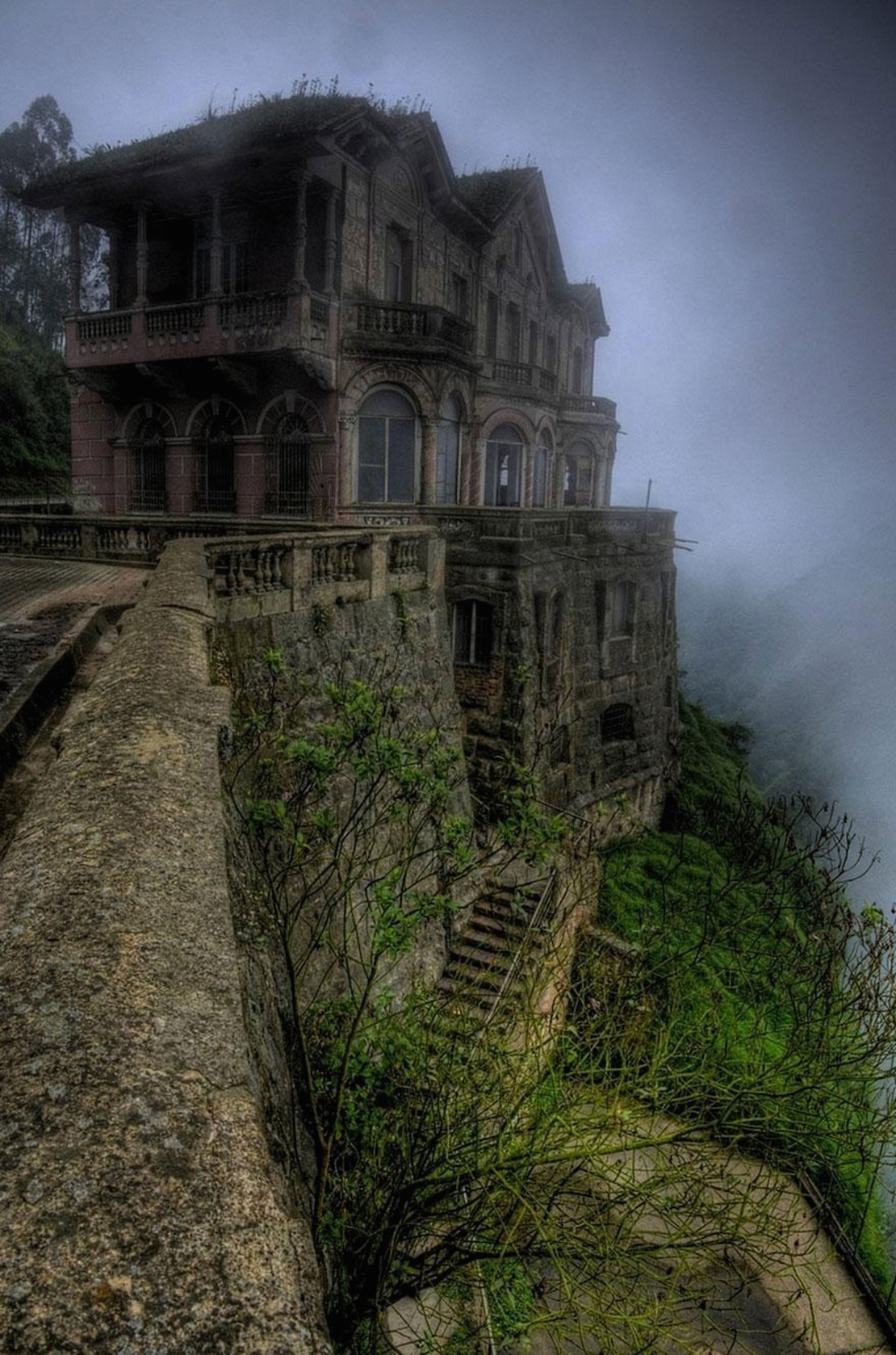 32 Hauntingly Beautiful Photos Of Abandoned Places