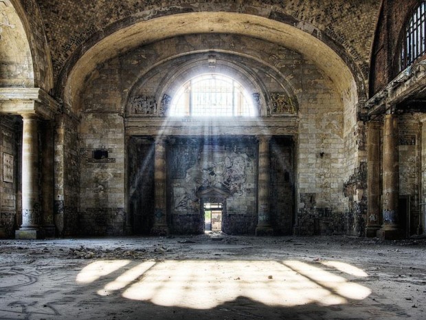 32 Hauntingly Beautiful Photos Of Abandoned Places